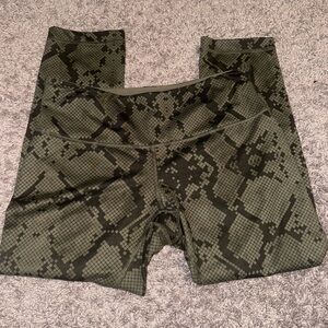 Lululemon Athletica size 8 Green Snakeskin Capri Leggings animal print